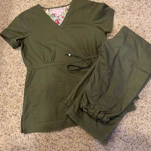 Koi XS scrub set EUC. Olive green color.